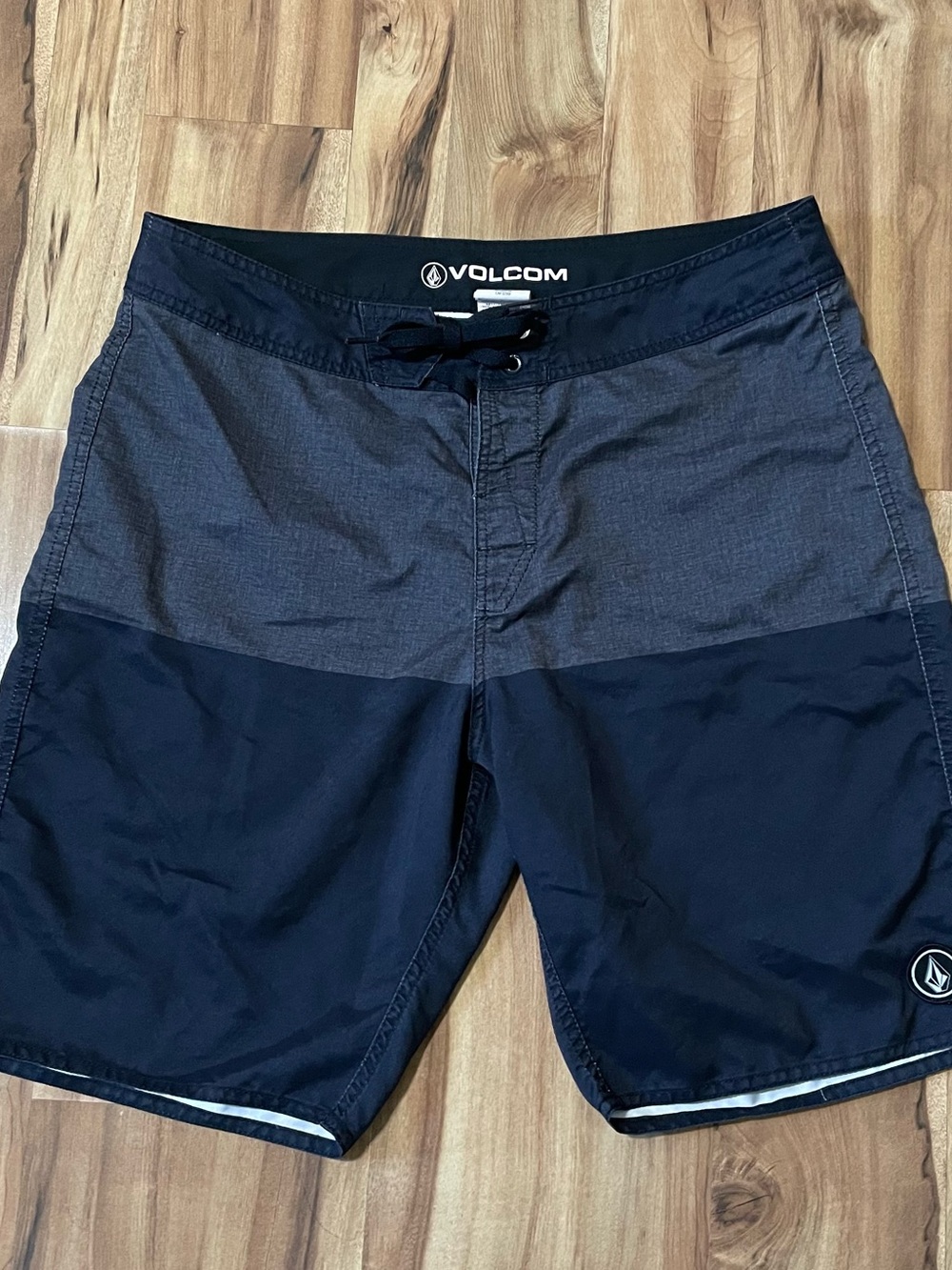 Volcom Manic 2 Board Shorts Men's Size 34 Black Grey Colorblock Swim